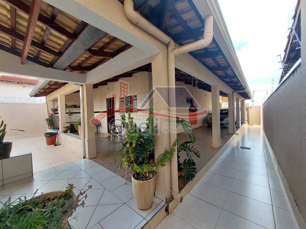 Sobrado à venda, com 4 quartos, no bairro Estância Itanhangá, em Caldas Novas(GO) - Queli Gomes de Oliveira